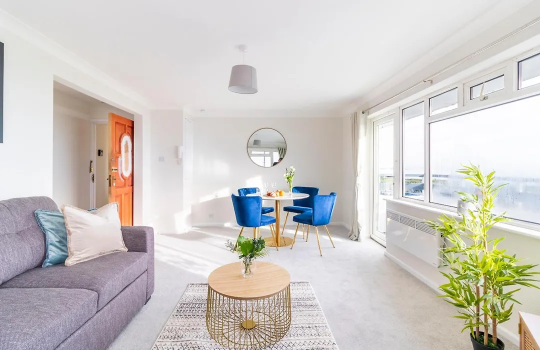 Wow! Seaview Beach Apartment Sleeps 6-Free Parking-1